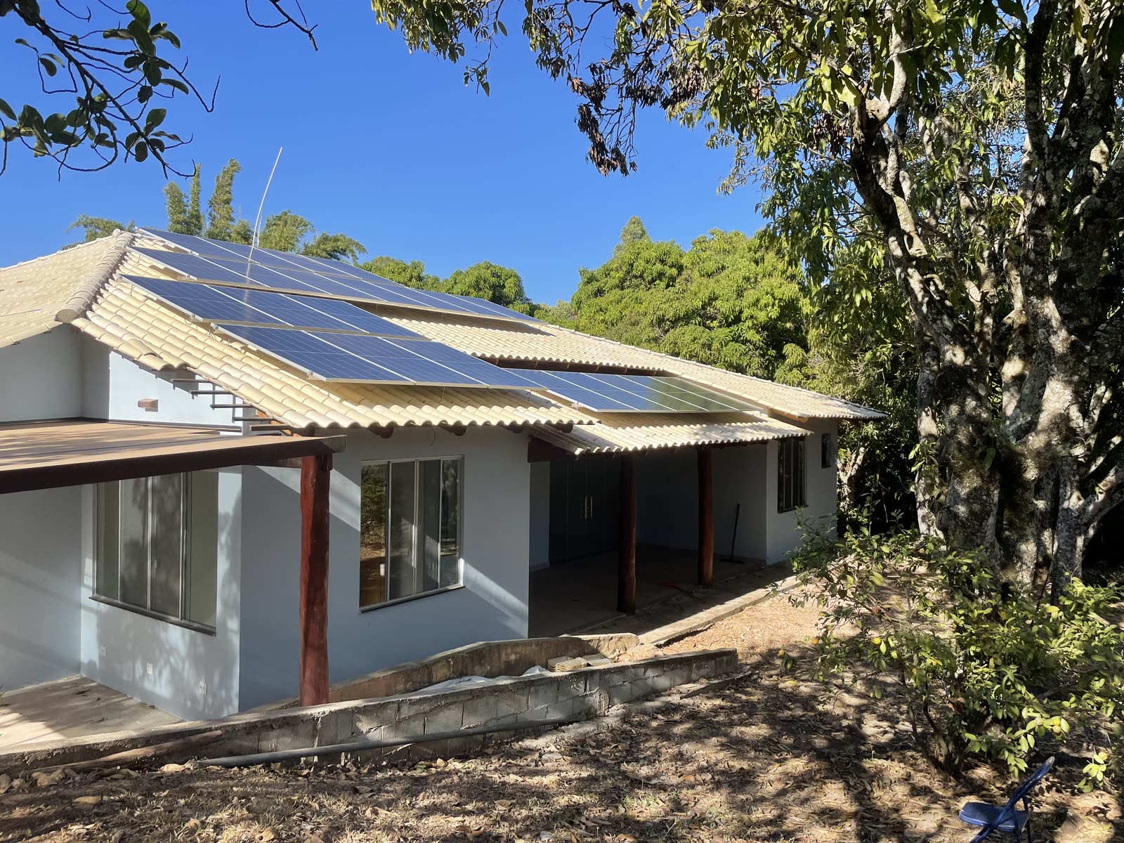 Casa com painéis solares no telhado sob o sol do Distrito Federal