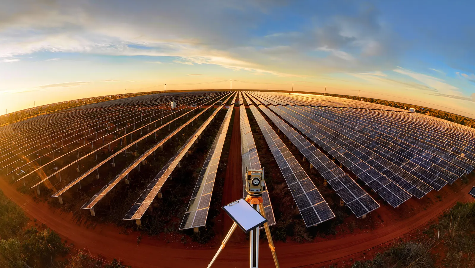 Prancheta com checklist técnico de avaliação de proposta de energia solar ao lado de planta de projeto fotovoltaico