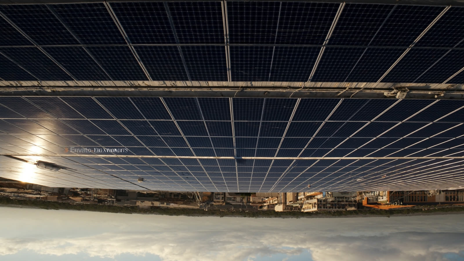 Painéis solares fotovoltaicos instalados em telhado comercial sob céu intenso do cerrado em Brasília