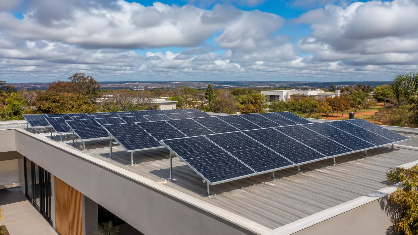 Céu do Cerrado parcialmente encoberto por nuvens sobre módulos fotovoltaicos, ilustrando a geração de energia solar em dias nublados em Brasília
