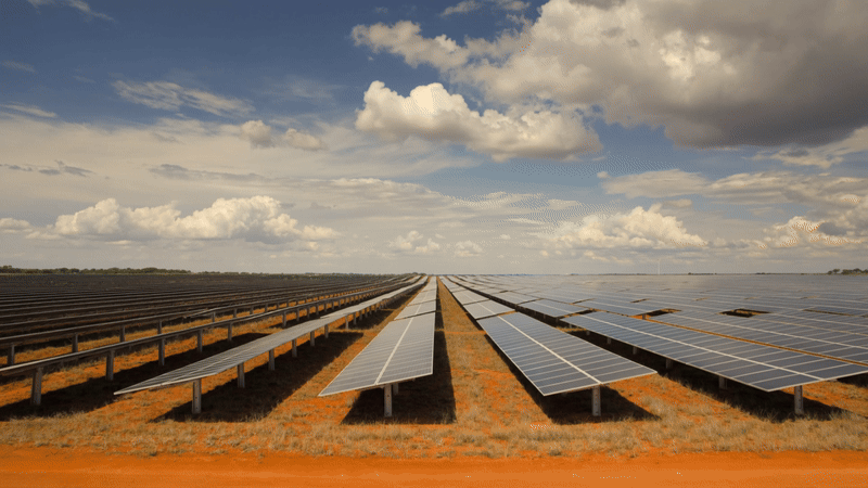 Comparação visual entre painel solar instalado em telhado próprio e usina solar remota de geração compartilhada sob céu do Cerrado