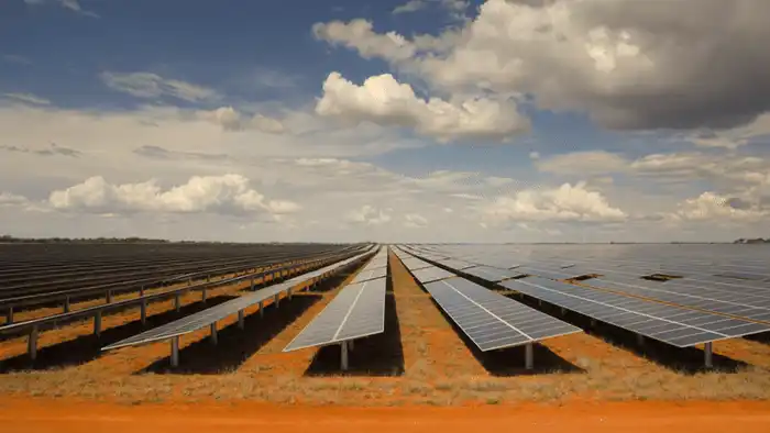 Comparação visual entre painel solar instalado em telhado próprio e usina solar remota de geração compartilhada sob céu do Cerrado