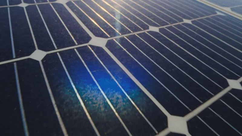 Painéis solares sobre telhado residencial em Brasília com medidor de energia ao fundo mostrando economia na conta de luz