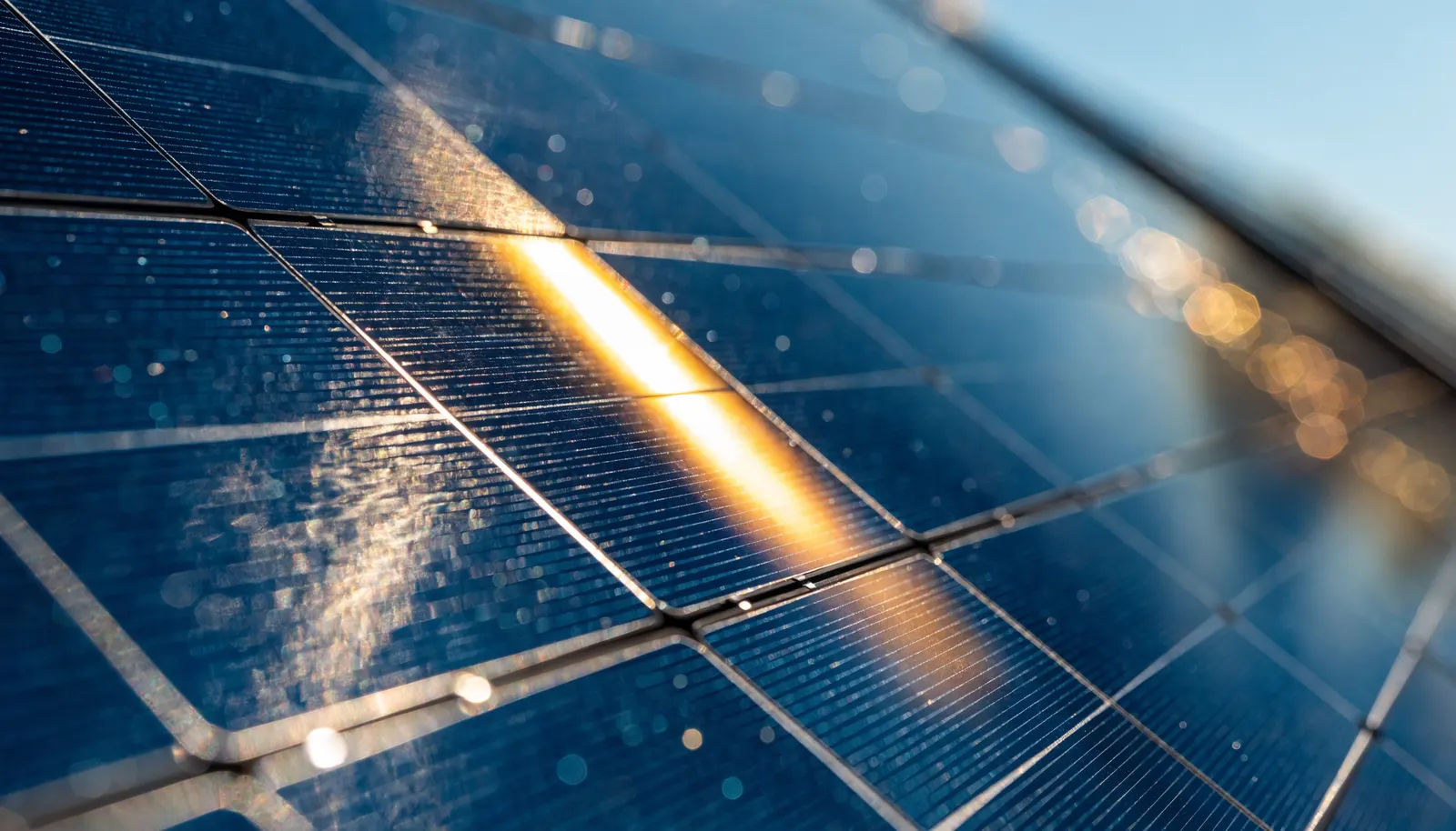 Close em células fotovoltaicas de silício captando a luz do sol, ilustrando o funcionamento da energia solar fotovoltaica