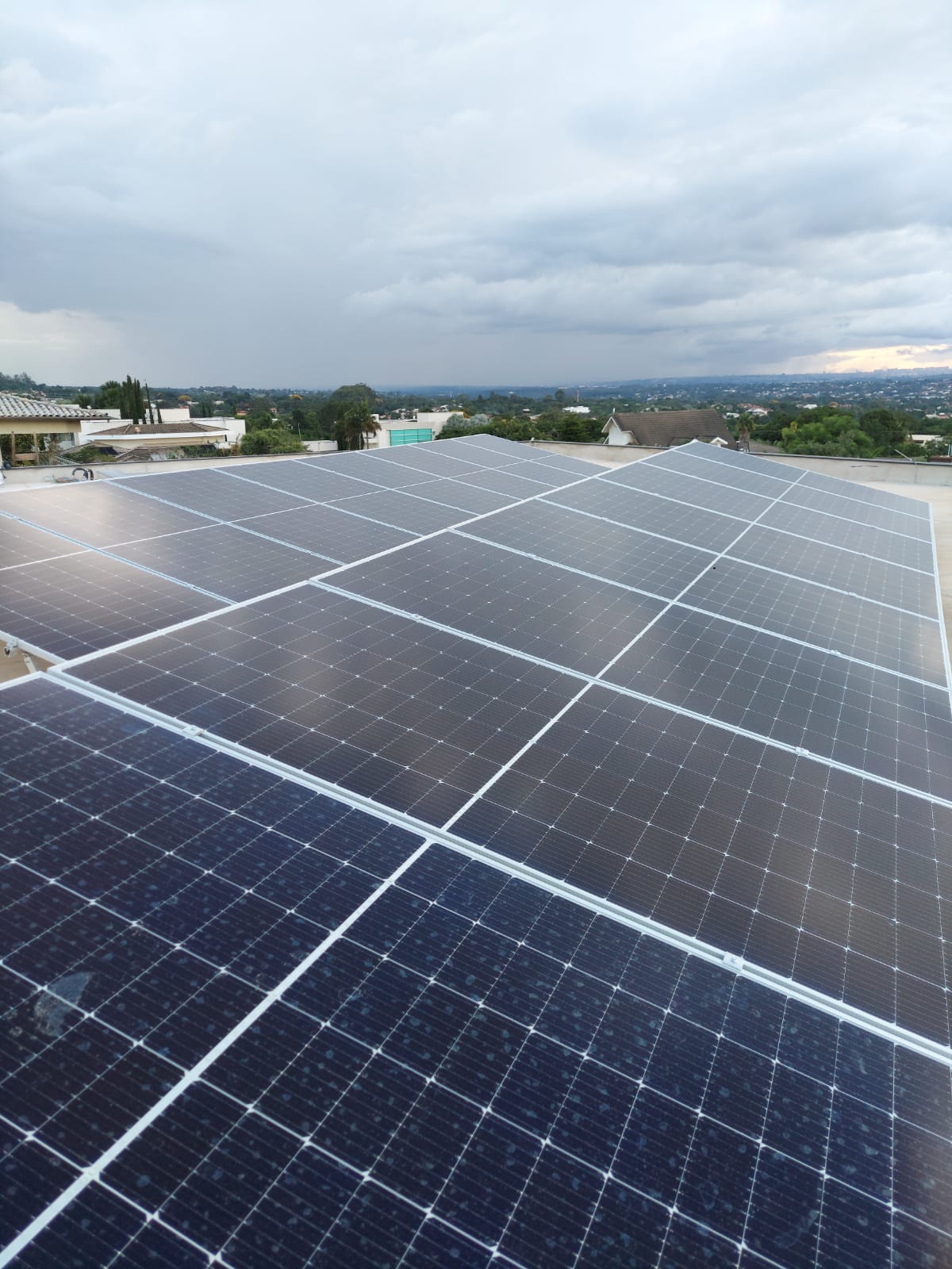 Sistema de energia solar instalado no telhado