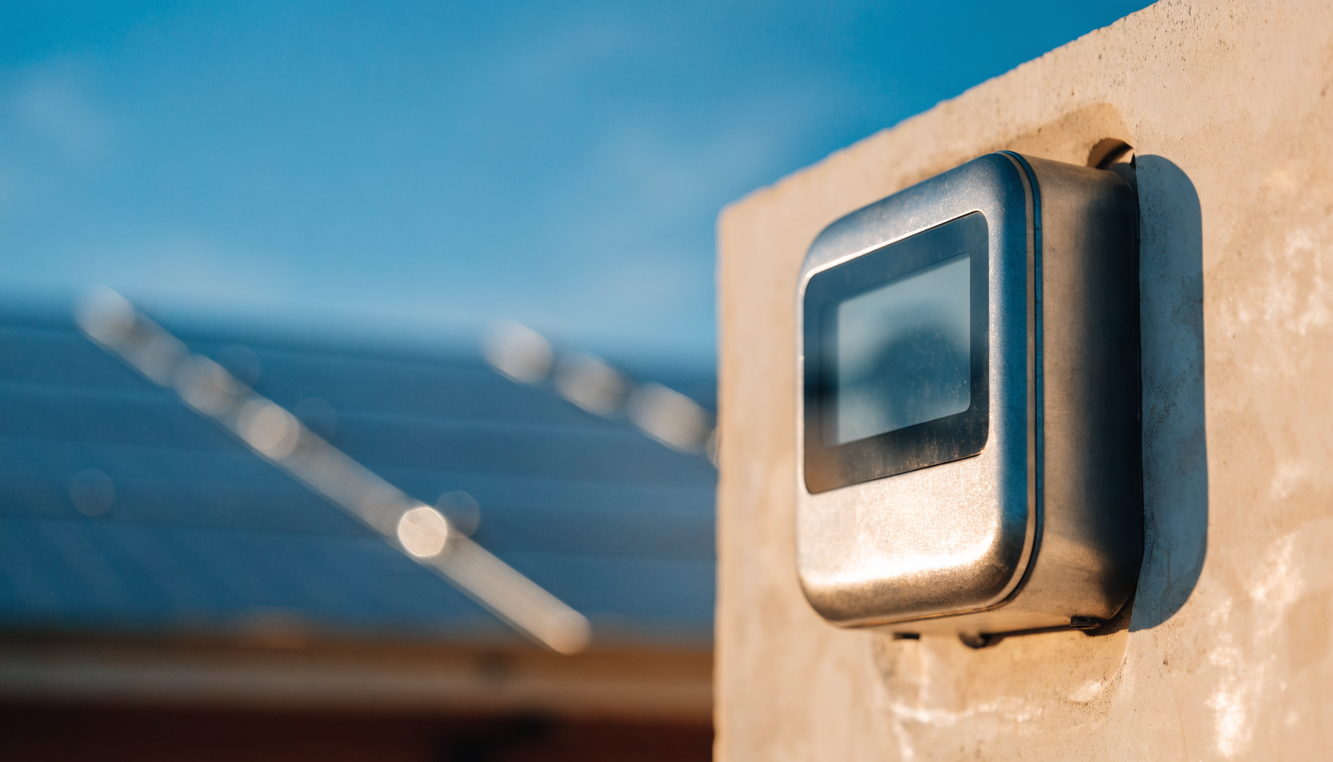 Medidor de energia elétrica com display digital indicando consumo em kWh, representando a leitura da tarifa da Neoenergia no Distrito Federal